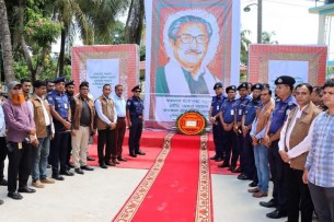 ভোলার নবাগত পুলিশ সুপারের শ্রদ্ধা নিবেদন