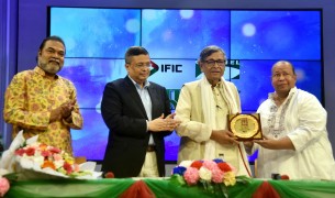 আবদুল্লাহ আবু সায়ীদের জন্মদিনে আইএফআইসি ব্যাংক-চ্যানেল আই সম্মাননা প্রদান