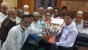 ভোলা জেলা প্রশাসককে মুক্তিযোদ্ধা          সংসদের ফুলেল শুভেচ্ছা