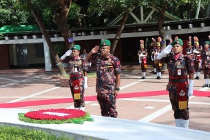 জাতির পিতার সমাধিতে বিজিবি মহাপরিচালকের শ্রদ্ধা