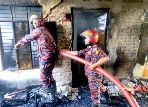 বোরহানউদ্দিনে ভয়াবহ অগ্নিকাণ্ডে জুতার গোডাউন পুড়ে ছাই