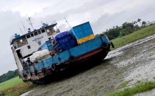 ভোলায় ঝড়ে বিধ্বস্ত ইলিশা ফেরিঘাট, ১১টি ট্রাকসহ ভোলা-লক্ষ্মীপুর রুটে ফেরি চলাচল বন্ধ