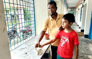 লালমোহনে অসুস্থ্য বিড়াল নিয়ে প্রাণিসম্পদ কার্যালয়ে হাজির শিশু