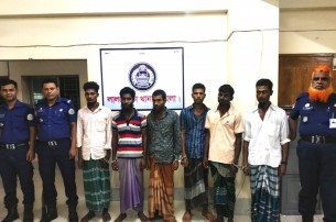 লালমোহনে প্রকাশ্যে জুয়া খেলায়  ৬ জন আটক