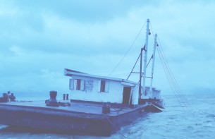 এমভি শতাব্দী বাঁধনের ধাক্কায় ইলিশা ফেরিঘাটের পন্টুন বিচ্ছিন্ন, আহত-৩