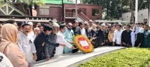 জাতির পিতার সমাধিতে শোকাবহ ২১ আগস্টের শ্রদ্ধা