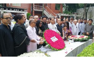 টুঙ্গিপাড়ায় জাতির পিতার সমাধিতে জাতীয় প্রেসক্লাবের শ্রদ্ধা
