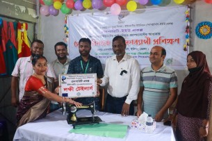 ইলিশায় ২৫ জন অতিদরীদ্র সদস্যদের মধ্যে বিনামূল্যে সেলাই মেশিন বিতরণ