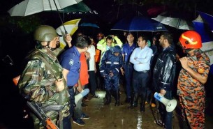 রাঙ্গামাটির পাহাড়ে ঝুঁকিপূর্ণভাবে বসবাসকারীদের আশ্রয়কেন্দ্রে নিয়ে আসছে জেলা প্রশাসন