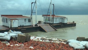 ভোলায় ঝড়ে ইলিশা ফেরিঘাট বিধ্বস্ত, ২ দিন ধরে  ফেরি চলাচল বন্ধ