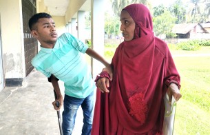 লালমোহনে শারীরিক প্রতিবন্ধকতা হার মেনেছে সিয়ামের ইচ্ছা শক্তির কাছে