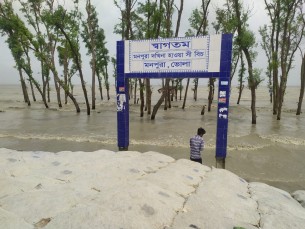 মনপুরায় অতি জোয়ারে তলিয়ে গেছে দখিনা হাওয়া সী বিচ