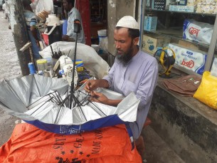 লালমোহনে ব্যস্ত সময় পার  করছেন ছাতার কারিগররা