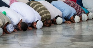 জুমার জামাতে কাতার ডিঙিয়ে সামনে যাওয়া গুনাহের কাজ