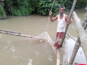 লালমোহনে ভেসাল জাল দিয়ে মাছধরতে ব্যস্ত জেলেরা