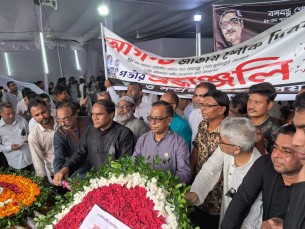 বঙ্গবন্ধুর প্রতিকৃতিতে তথ্য ও সম্প্রচার মন্ত্রণালয়ের শ্রদ্ধা