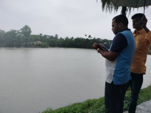 মনপুরায় পানিবন্দি মানুষের তালিকা করতে মাঠে নেমেছে উপজেলা প্রশাসন