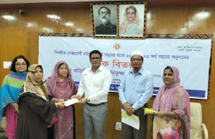 ভোলায় ৪৩টি স্বেচ্ছাসেবী মহিলা সমিতির মাঝে চেক বিতরণ