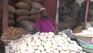 ভোলায় সরকারি নির্ধারিত দামের চেয়ে অধিক মূল্যে আলু বিক্রি