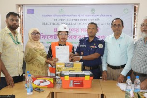 বেকার যুবকদের বিনা মূল্যে প্রশিক্ষণ  শেষে সার্টিফিকেট ও টুলস বিতরণ