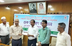 ভোলায় স্বেচ্ছাসেবী সংস্থাগুলোর মধ্যে অনুদানের চেক বিতরণ