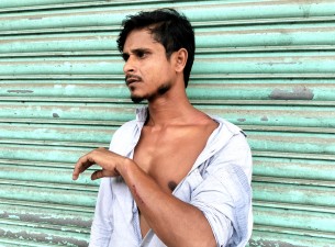 লালমোহনে সহোদরের বিরুদ্ধে টাকা ছিনতাইয়ের অভিযোগ