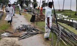 ভোলার মেঘনায় অবৈধ  মশারি জালও খুটি জব্দ