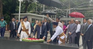 বঙ্গবন্ধুর প্রতিকৃতিতে নতুন প্রধান বিচারপতির শ্রদ্ধা নিবেদন