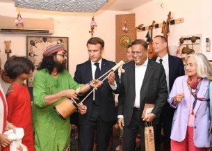 মাখোঁ ‘জলের গান’ স্টুডিও পরিদর্শন করেন, একতারা বাজান