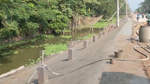 লালমোহনে রাস্তার পাশে রাতের আধারে খাল দখলের পিলার