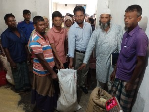 মনপুরায় তিন হাজার চার শত জেলের মাঝে চাল বিতরণ