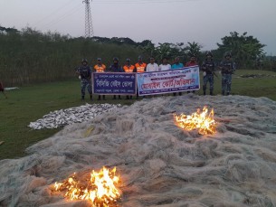 ভোলায় নিষেধাজ্ঞার অমান্য করে মাছ ধরায় ৩ জেলে আটক