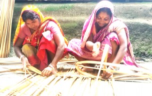 লালমোহনে হোগলা পাতায় আড়াই  শত নারীর ভাগ্য বদলের সংগ্রাম
