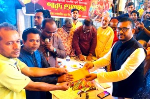 লালমোহন ও তজুমদ্দিনে পূজা মণ্ডপে সাড়ে ৭ লাখ টাকা অনুদান বিতরণ