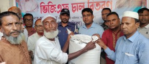 তজুমদ্দিনে জেলেদের মাঝে  চাল বিতরণ শুরু