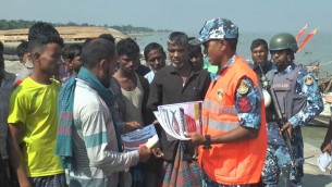 ভোলায় জাটকা ইলিশ রক্ষায় সচেতন করতে  জেলেদের মাঝে  কোষ্টগার্ডের লিফলেট বিতরণ