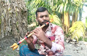 লালমোহনে বাঁশি বাজিয়ে সুর তুলে চলে বিমলের সংসার