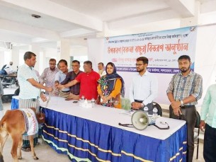 লালমোহনে মৎস্যজীবীদের মধ্যে বাছুর বিতরণ