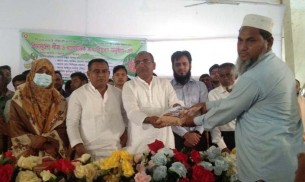 দৌলতখানে প্রান্তিক কৃষকদের  মধ্যে বীজ ও সার বিতরণ