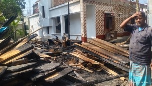ভোলায় আগুনে পুড়ে গেলো ফার্ণিচারের ৩  দোকান
