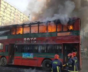 রাজধানীসহ সারাদেশে ১৯৭টি যানবাহন ও স্থাপনায় আগুন
