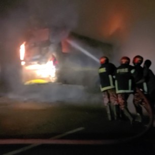 চরফ্যাশনে যাত্রীবাহী বাসে আগুন : বাস নৌযান চলাচল স্বাভাবিক