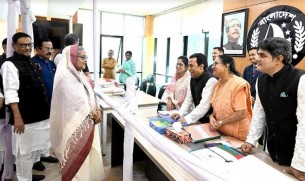 মনোনয়ন ফরম বিক্রি উদ্বোধন করে নিজে ফরম সংগ্রহ করলেন প্রধানমন্ত্রী