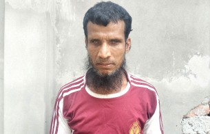 দৃষ্টিহীন দুই চোখ নিয়ে বাঁচার জন্য সংগ্রাম চালাচ্ছেন  লালমোহনের নজরুল