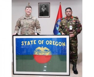 সশস্ত্র বাহিনী বিভাগকে যুক্তরাষ্ট্রের ওরিগণ ন্যাশনাল গার্ডের শুভেচ্ছা উপহার প্রদান