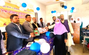 লালমোহনে শিক্ষাপ্রতিষ্ঠানে মুক্তিযুদ্ধের চেতনা সম্বলিত বই হস্তান্তর