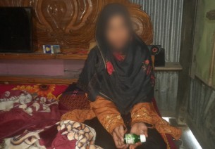 চরফ্যাসনে বিয়ের দাবীতে বিষের বোতল  নিয়ে প্রেমিকের বাড়িতে কিশোরী