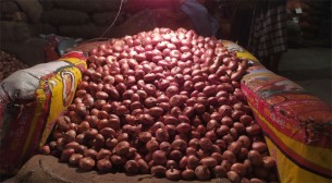 দুই দিনে ৪০-৫০ টাকা কমেছে পেঁয়াজের দাম