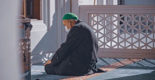 নামাজে লাঠিতে ভর দিয়ে দাঁড়ানো কি জায়েজ?