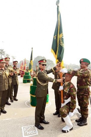 পাঁচটি ইউনিটকে রেজিমেন্টাল কালার প্রদান করলেন সেনাবাহিনী প্রধান